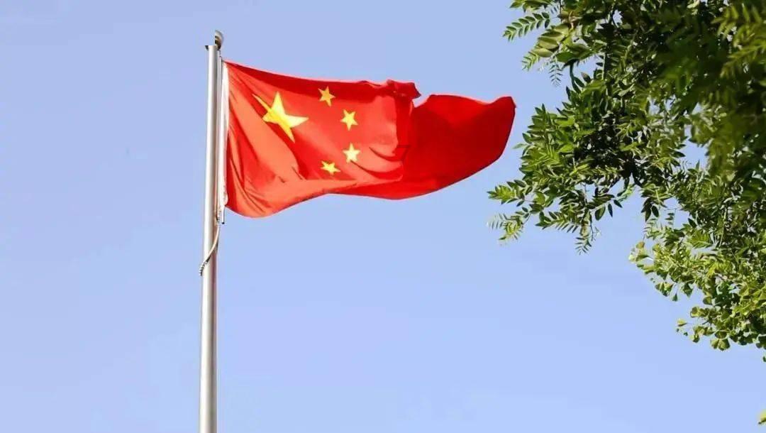 我妈和我都认为大龄剩男不正常，所以我只能找比我小的或是同龄的男人，想法正确吗？